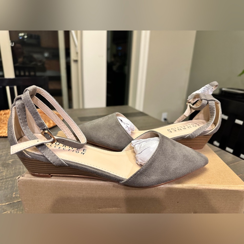 New in Box Journey Collection Women's Gray Microsuede Ankle Strap Shoes Size 7